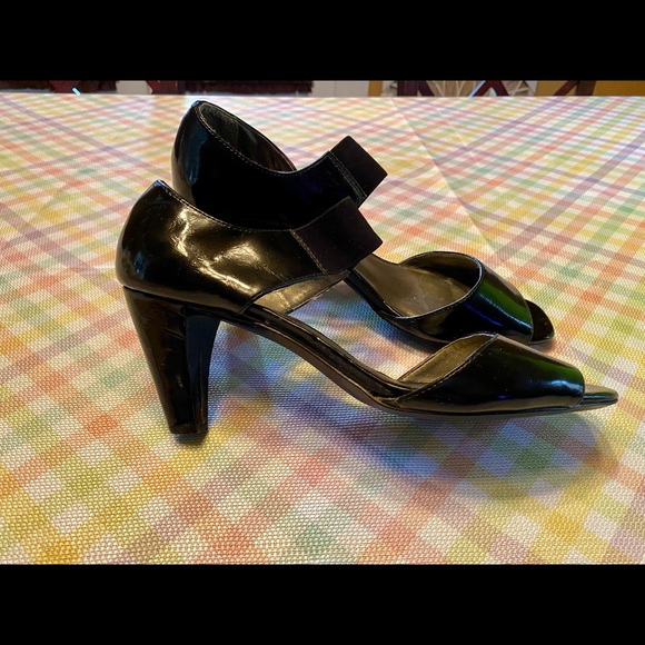 Patent leather heal with a peek a boo toe - Picture 9 of 12